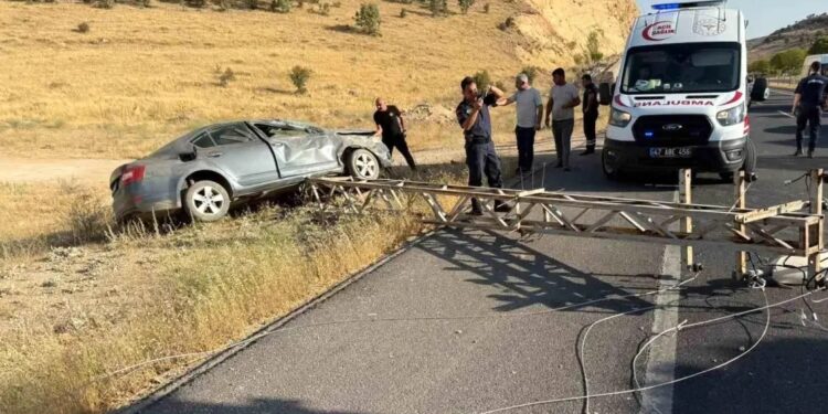 Minik avtomobili işıq dirəyinə çırpıldı: 3 yaralı