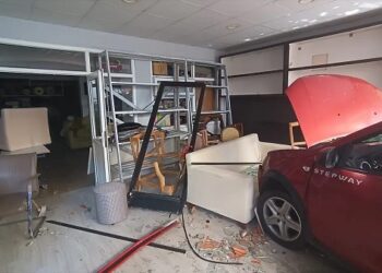 Avtomobil mebel sexinə çırpıldı