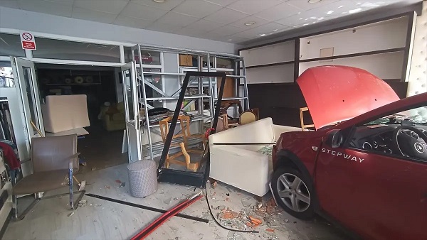 Avtomobil mebel sexinə çırpıldı