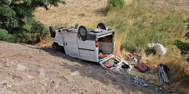 Minik avtomobili və mikroavtobus toqquşdu: 14 yaralı