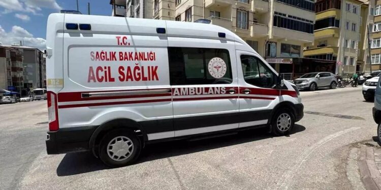 Minik avtomobili parklanmış vəziyyətdə olan yük maşınına çırpıldı: 1 yaralı