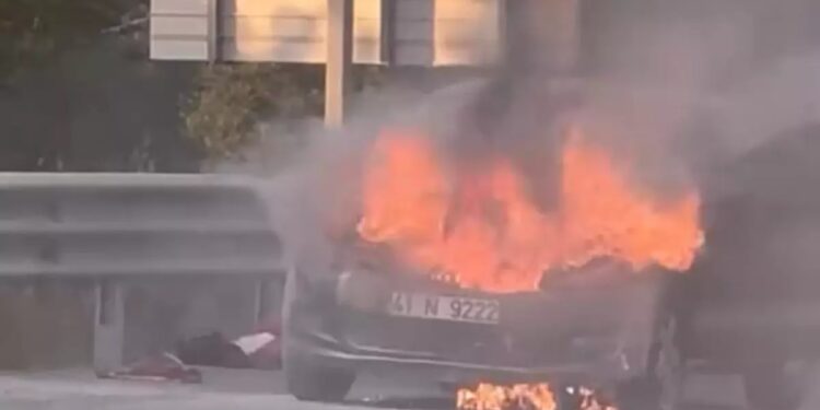 Hərəkətdə olan avtomobil yandı