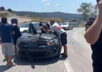 Motosiklet sürücüsü avtomobilin ön şüşəsinə çırpıldı