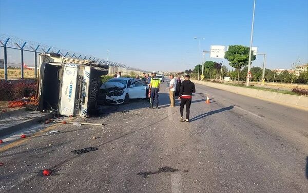 Minik avtomobili və yük maşını toqquşdu: 2 yaralı