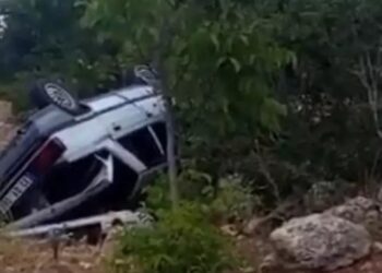 Avtomobil yol kənarına aşdı: 3 yaralı