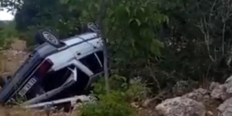 Avtomobil yol kənarına aşdı: 3 yaralı