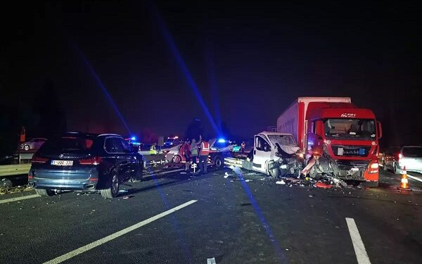 İki avtomobil TIR-ın qoşqusuna çırpıldı: 8 yaralı