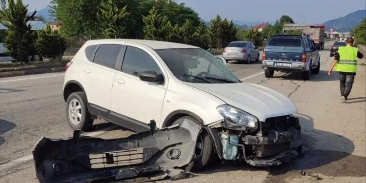 Mikroavtobus və minik avtomobili toqquşdu: 13 yaralı