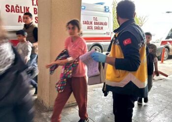 Minik avtomobili iki piyadanı vurdu