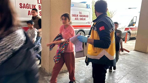 Minik avtomobili iki piyadanı vurdu