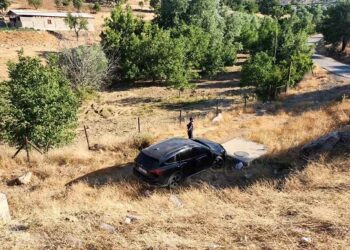 Minik avtomobili yol kənarına aşdı: 3 yaralı