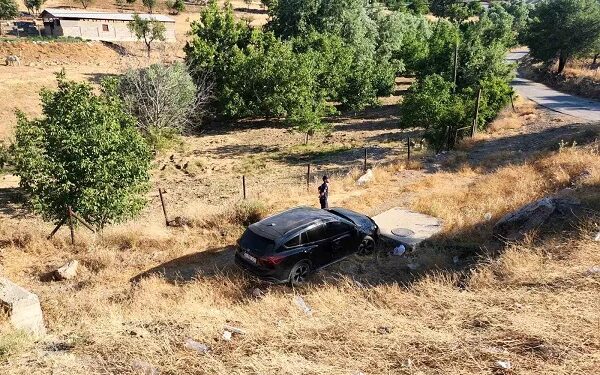 Minik avtomobili yol kənarına aşdı: 3 yaralı