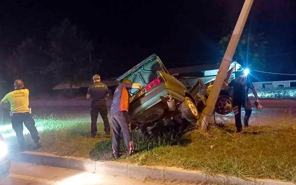 Avtomobil işıq dirəyinə çırpıldı: 1 yaralı