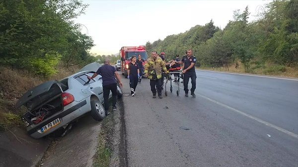 Avtomobil su kanalına aşdı: 2 yaralı