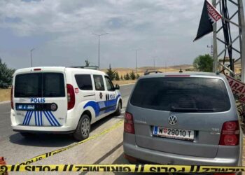 Avtomobil işıq dirəyinə çırpıldı: 3 yaralı