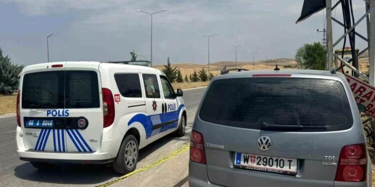 Avtomobil işıq dirəyinə çırpıldı: 3 yaralı