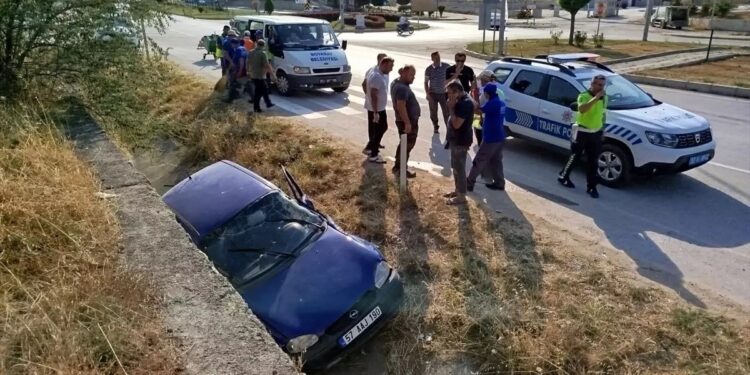 Minik avtomobil və yük maşını toqquşdu: Ana və oğulu yaralandı