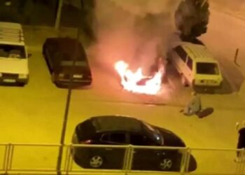 Parklanmış vəziyyətdə olan avtomobil yazdı