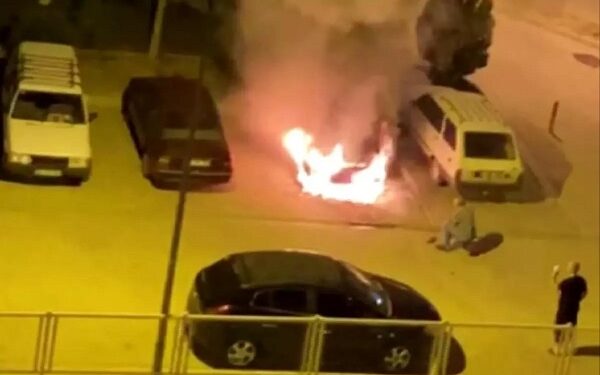 Parklanmış vəziyyətdə olan avtomobil yazdı