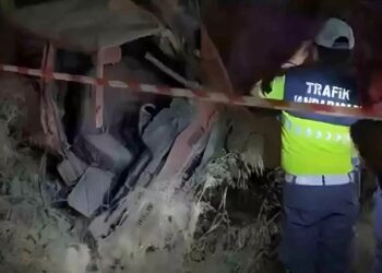 Avtomobil yol kənarına aşdı: 2 ölü