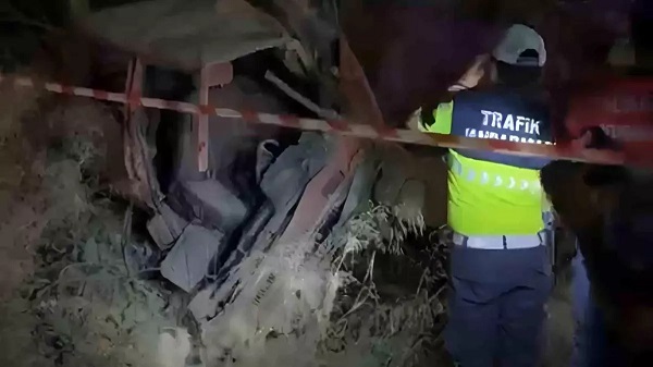 Avtomobil yol kənarına aşdı: 2 ölü