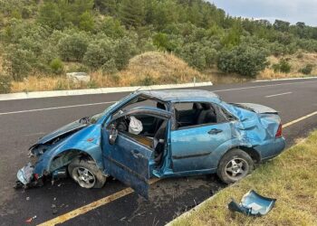 Avtomobil səkiyə çırpılaraq aşdı: 5 yaralı