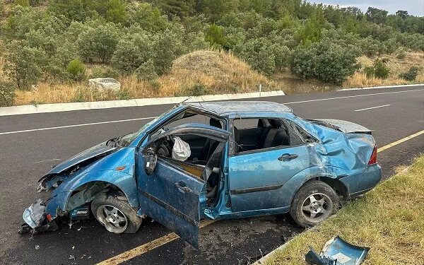 Avtomobil səkiyə çırpılaraq aşdı: 5 yaralı