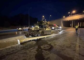 Avtomobil işıq dirəyinə çırpıldı: 2 yaralı