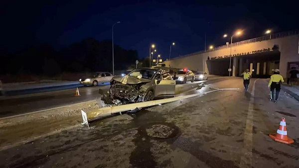 Avtomobil işıq dirəyinə çırpıldı: 2 yaralı