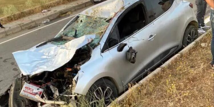 Minik avtomobili inəyə çırpıldı: 1 yaralı