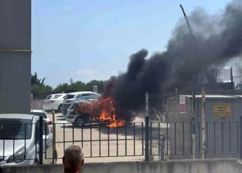 Parklanmış vəziyyətdə olan avtomobil yandı