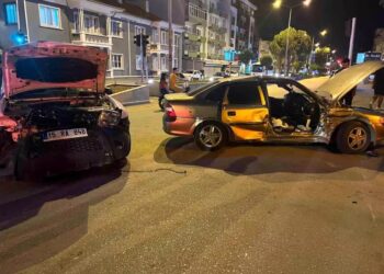 İki avtomobil toqquşdu: 2 yaralı
