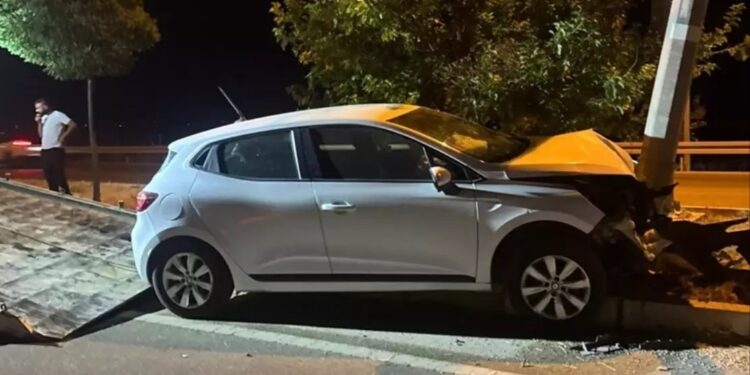 Avtomobil işıq dirəyinə çırpıldı: 4 yaralı