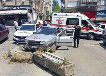 Minik avtomobili piyadanı vurdu