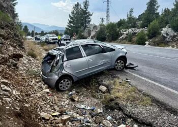 Avtomobil qayalıqlara çırpıldı: 5 yaralı