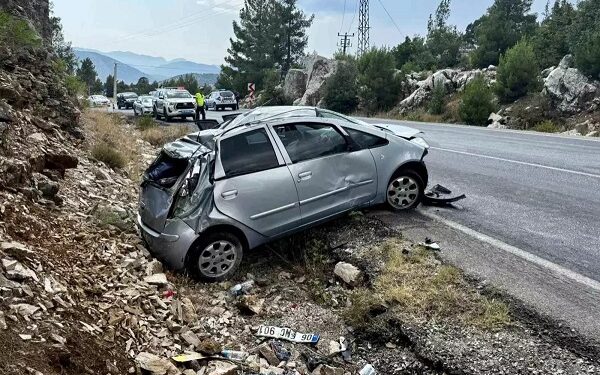 Avtomobil qayalıqlara çırpıldı: 5 yaralı