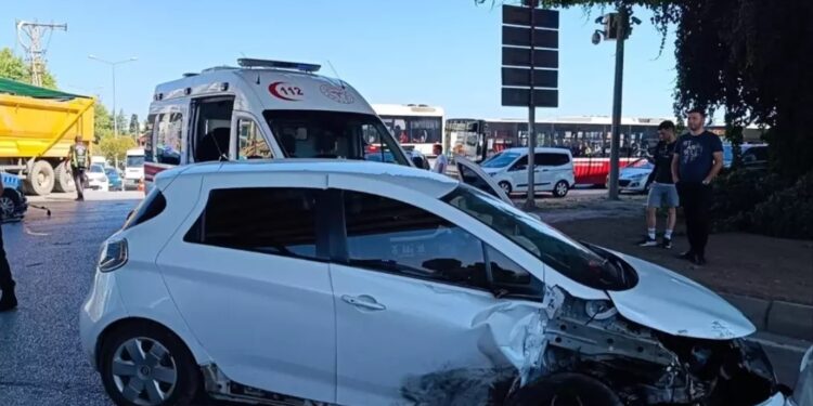 İki avtomobili toqquşdu: 3 yaralı