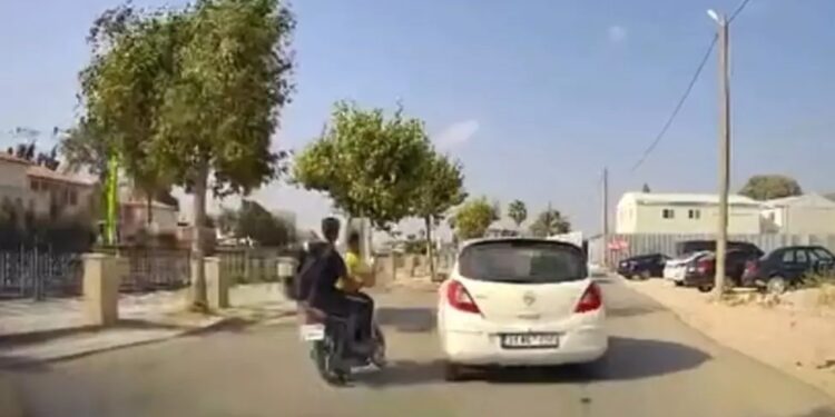 Motosiklet və minik avtomobili toqquşdu: 2 yaralı