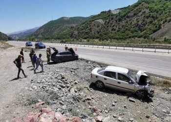 Minik avtomobili parklanmış vəziyyətdə olan avtomobilə çırpıldı: 3 yaralı