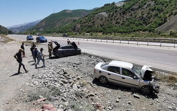 Minik avtomobili parklanmış vəziyyətdə olan avtomobilə çırpıldı: 3 yaralı