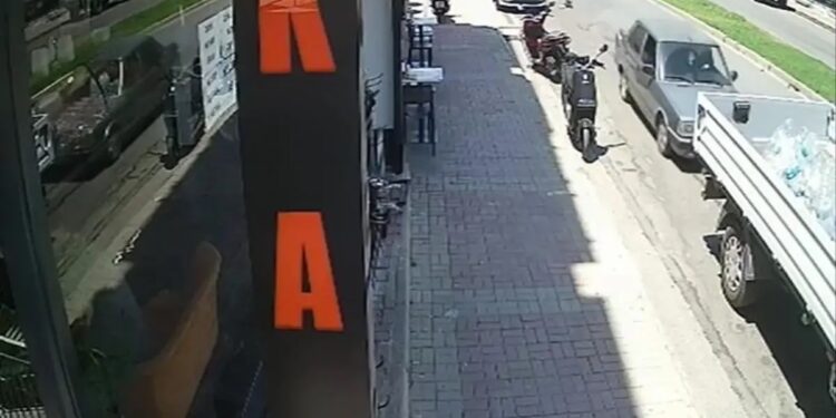 Motosiklet və minik avtomobili toqquşdu: 1 yaralı