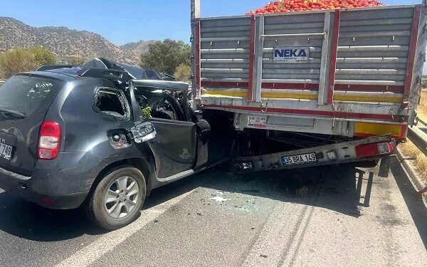 Minik avtomobili nasazlanmış TIR-a çırpıldı