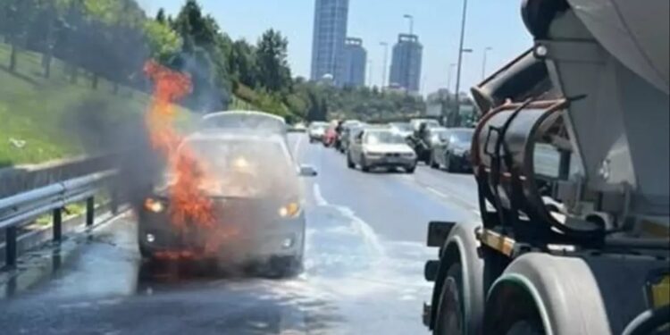 Hərəkədə olan avtomobil yandı