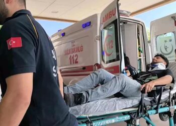 Avtomobil dirəyə çırpıldı: 1 yaralı