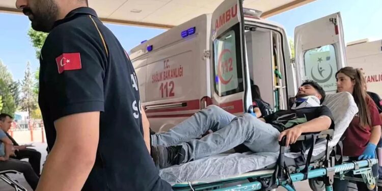 Avtomobil dirəyə çırpıldı: 1 yaralı