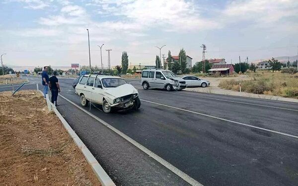 İki avtomobil toqquşdu: 3 yaralı