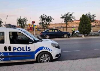 Avtomobil səkiyə çırpıldı: 1 yaralı