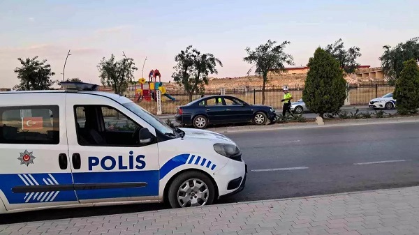 Avtomobil səkiyə çırpıldı: 1 yaralı