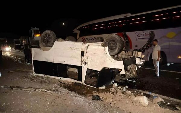 Minik avtomobili və mikroavtobus toqquşdu: 5 yaralı