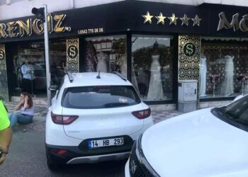 Avtomobil mağazaya çırıpıldı